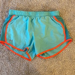 Under Armour Loose Heat Gear running shorts Medium